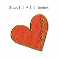 Bestickter roter Herzaufnäher mit grünem Rand für DIY-Kleidung Größe 1.5x1.5 Zoll - Rotes Herz Umrandet (JLA005536)