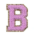 Vue détaillée d'un écusson lettre B en chenille violette avec bordure dorée pailletée. - Lettre B / Violet