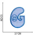 Nahaufnahme eines blau karierten Buchstaben G Stickpatches mit Maßangabe 5,3 cm - Buchstabe G