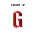 Rood geborduurde letter G patch met witte rand, 5 cm hoog voor DIY-kleding decoratie project. - Letter G