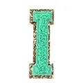 Dettaglio ravvicinato della toppa in ciniglia lettera I verde menta e bordo oro - Lettera I / Verde