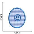 Detailansicht des karierten blauen Smiley-Stickflickens mit Maßangaben - Buchstabe O