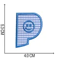 Detail des blau-weiß karierten Buchstaben-P-Stickflickens mit Smiley, Größe 5,3x4 cm - Buchstabe P