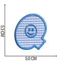 Größendetail des blau karierten Stickpatches Buchstabe Q mit Smiley für Kleidung - Buchstabe Q