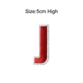 Klassieke rood-witte geborduurde letter J patch voor kleding, 5 cm hoog detail - Letter J