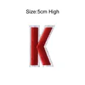Rode geborduurde letter K patch met witte rand, 5 cm hoog voor doe-het-zelf kleding - Letter K