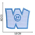 Detailansicht eines blau-weiß karierten Buchstaben W Bügelbildes, 5,3x5,8 cm - Buchstabe W