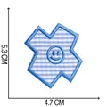 Detailansicht des 5,3x4,7 cm blau karierten Smiley-Stickflickens mit Maßangaben für DIY - Buchstabe X