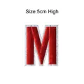 Geborduurde rode letter M-patch, 5 cm hoog DIY-accessoire om op te strijken of te naaien. - Letter M