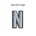 Toppa ricamata lettera N argento con bordo nero, altezza 5 cm per abbigliamento fai da te - Nero argento / Lettera N