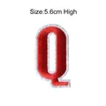 Rood en wit geborduurde letter Q-patch voor DIY-kledingaccessoires, 5,6 cm hoog. - Letter Q
