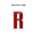 Geborduurde letter R patch met rode draad en witte rand, 5 cm hoog voor kleding decoratie - Letter R