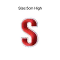 Rood geborduurde letter S patch voor kleding DIY handwerk ongeveer vijf centimeter hoog - Letter S