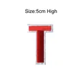 Rood en wit geborduurde letter T patch voor DIY kledingaccessoires, 5 cm hoog - Letter T