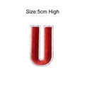 Rode geborduurde letter U strijkpatch, 5 cm hoge decoratieve applicatie voor kleding - Letter U