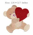 Detailreicher bestickter Teddybär-Aufnäher mit einem großen roten Herz, 2,6x2,7 Zoll - Bär Mit Herz-Stil (JLA005341)