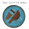Écusson brodé circulaire avec motif oiseau et jumelles pour réparation de vêtements - Style Oiseau et Jumelles (RH00523)