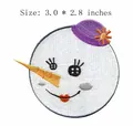 Schneemann-Gesicht Stickaufnäher zum Aufbügeln mit lila Hut und Karottennase, 7,6cm - Schneemanngesicht (JLA005322)