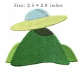 Detaillierter grüner Berg Stickaufnäher mit gelbem Hut Design 2,5 x 2,0 Zoll für DIY Kleidung - Personifiziertes Element Mit Hut-Stil (JLA_A000120)