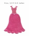 Aufbügelbarer Aufnäher in Form eines rosa Kleides für DIY-Kleidung, Größe 5,1 x 6,6 cm - Rosa Kleid (JLA005362)