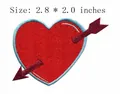 Roter Herzflicken mit Pfeil, Stickerei zum Aufbügeln, 2,8 x 2,0 Zoll DIY-Zubehör - Herz mit Pfeil (JLA005441)