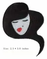 Aufgestickter Bügelpatch mit einem stilisierten Frauengesicht und roten Lippen - Modefrauen Porträt-Stil (JLA_A000515)