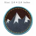 Écusson brodé circulaire de montagne avec sommets enneigés pour réparation de vêtements DIY - Style Sommet de Montagne Enneigé (RH00532)