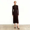 Inquadratura a figura intera di un abito in maglia a coste con vistosa zip dorata verticale - Taglia S / Vestiti / Marrone
