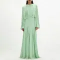 Vue en pied d'une élégante robe longue plissée vert menthe avec manches lanternes - S / Robes / Vert clair
