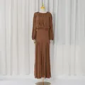 Robe longue élégante marron à manches longues avec détails plissés - S / Robes / Marron