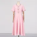 Elegantes rosa A-Linien-Midikleid mit Schleife und Strassdetails auf Schaufensterpuppe - S / Kleider / Rosa