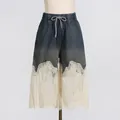 Vue détaillée d'un short en jean élégant avec un ourlet en dentelle blanche contrastée - S / Bas