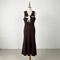 Elegantes ärmelloses Strickkleid mit weißen Blumenakzenten und modischem Fischschwanz-Saum - S / Kleider / Burgunderrot