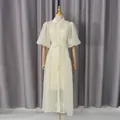 Dettaglio di un abito bianco sporco con maniche a sbuffo, ricamo e cintura in vita - Taglia M / Vestiti / Bianco avorio