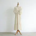 Robe longue romantique col en V avec manches chauve-souris et fleurs 3D sur un mannequin - Abricot