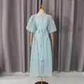 Dettaglio dell'abito in rete ricamato azzurro con maniche a sbuffo e fiocco in vita - Taglia M / Vestiti / Blu