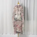 Détail d'une robe longue à fleurs style palais français avec col à nouer et léopard - S / Robes / Impression