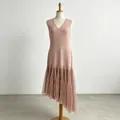 Dettaglio dell'abito senza maniche con scollo a V e elegante orlo asimmetrico in tulle plissettato. - Taglia S / Vestiti / Rosa