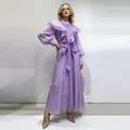 Robe longue lavande style vintage romantique avec détails volantés et taille nouée - S / Robes / Violet
