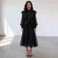 Vue détaillée d'une élégante robe noire vintage avec volants, col montant et taille nouée - S / Robes / Noir