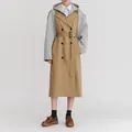 Detail eines mittellangen Damen-Trenchcoats mit grauen Kontrastärmeln und Gürtel. - S / Oberteile / Khaki