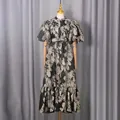 Vue détaillée d'une robe vintage française à fleurs avec manches bouffantes. - M / Robes / Gris
