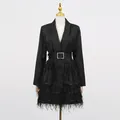 Detailansicht schwarzes Blazer-Kleid mit Federbesatz und Gürtel, elegante V-Ausschnitt. - S / Kleider / Schwarz