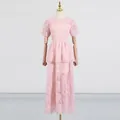 Vista detallada de un vestido largo rosa estilo francés bordado con capas de tul - S / Vestidos / Rosa