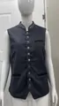 Elegante chaleco de boda gris oscuro para hombre con cuello alto bordado en plata y bolsillos - XS / Tops / Gris