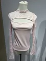Detalle de top rosa con encaje, diseño calado y mangas acampanadas - L / Tops / Rosa Claro
