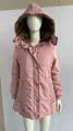 Vue détaillée de la veste d'hiver rose pour femme avec capuche en fausse fourrure et poches zippées - S / Hauts / Rose