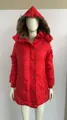 Détail de face d'un manteau d'hiver rouge avec capuche en fausse fourrure et coupe cintrée - S / Hauts / Rouge