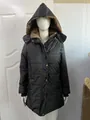 Vue détaillée d'une doudoune noire matelassée pour femme avec capuche en fourrure - S / Hauts / Noir