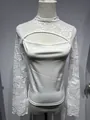 Primer plano de top blanco ajustado con mangas de encaje y detalle de abertura - S / Tops / Blanco